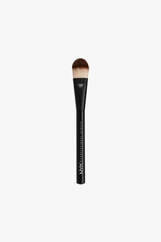 Gear up like a pro and add your own expert touch to every look with the NYX Professional Makeup Pro Flat Foundation Brush – a tapered brush great for liquid or cream formulas for an even, streak-free application. Made with synthetic fibers.